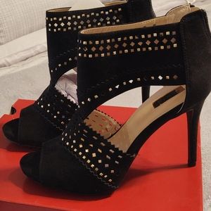 A nice black high heels never worn number 8.5